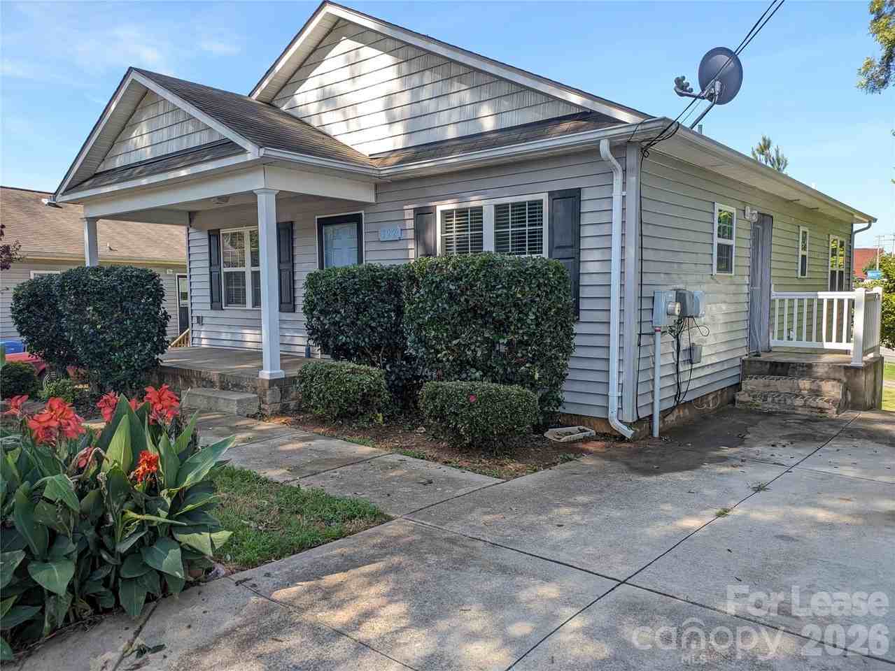 322 Clover St - Photo 2 of 23