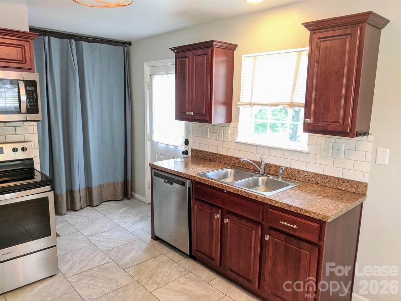 322 Clover St - Photo 7 of 23