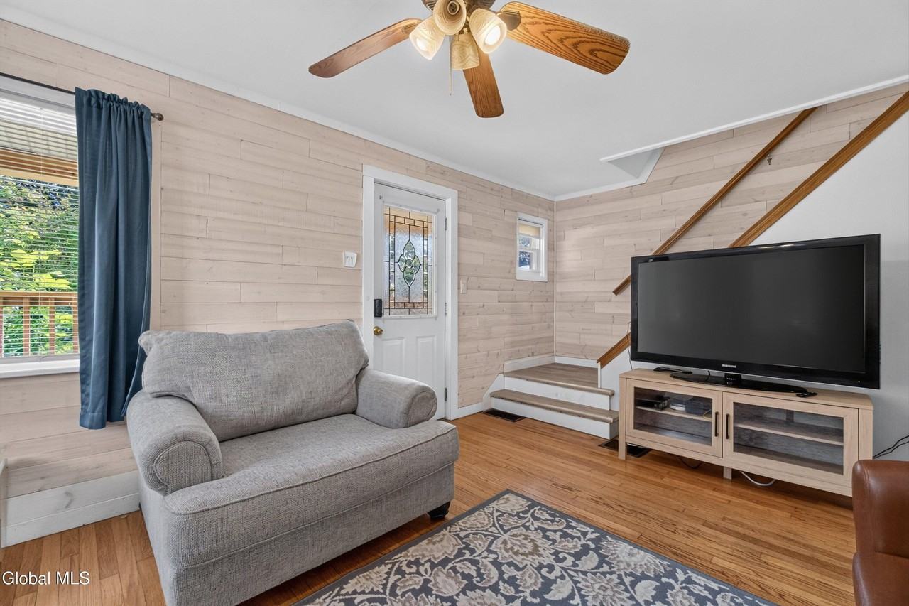 38 Henry St - Photo 6 of 29