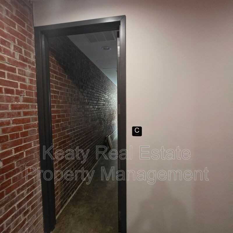 136 E Cypress St #C - Photo 3 of 14