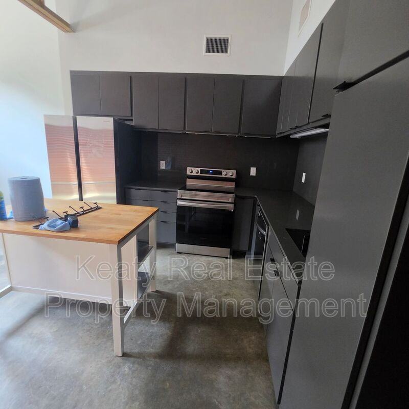 136 E Cypress St #C - Photo 5 of 14