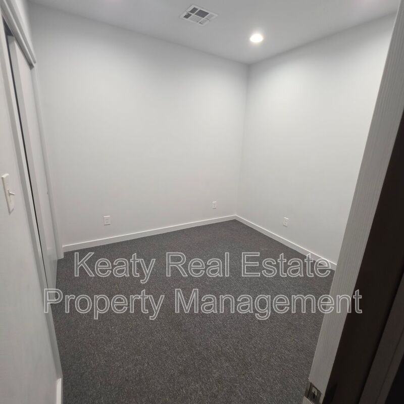136 E Cypress St #C - Photo 7 of 14