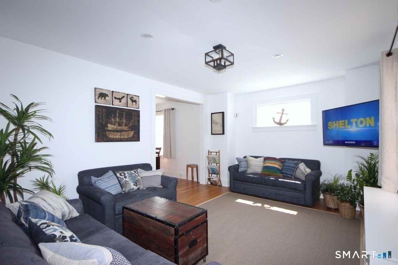 1093 Shippan Ave - Photo 2 of 32