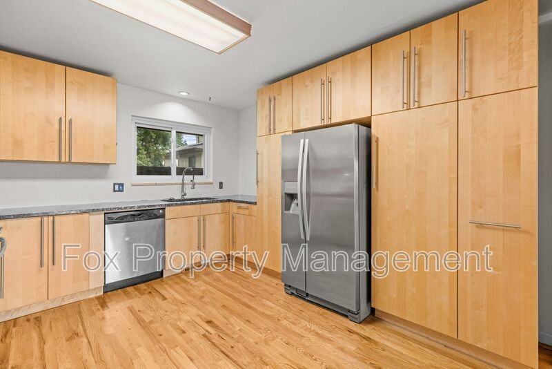 1558 Greenbriar Blvd - Photo 2 of 27