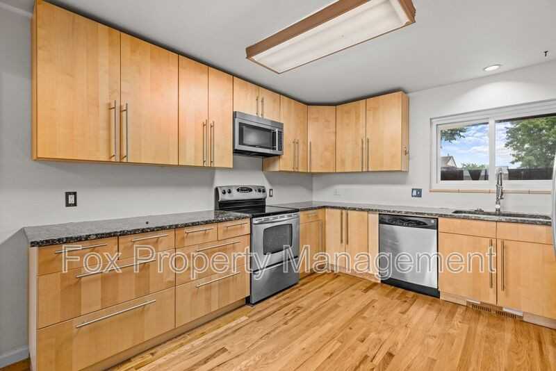 1558 Greenbriar Blvd - Photo 3 of 27