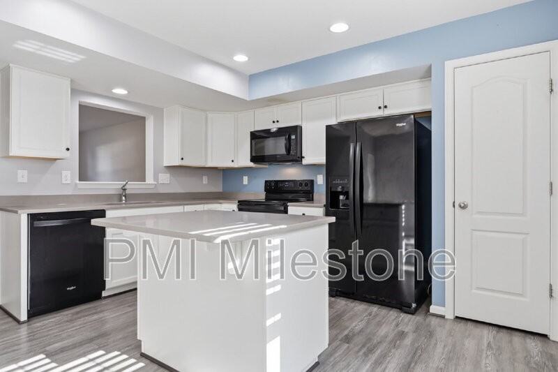 65 Darien Dr - Photo 4 of 28
