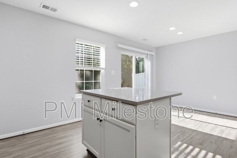 65 Darien Dr - Photo 7 of 28