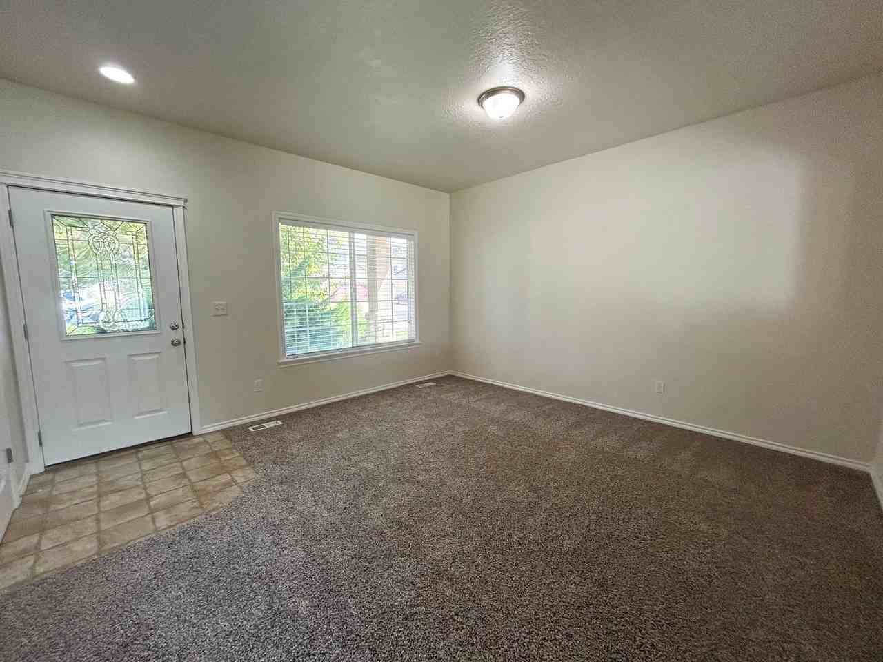 5193 N Toscana Ave - Photo 3 of 32