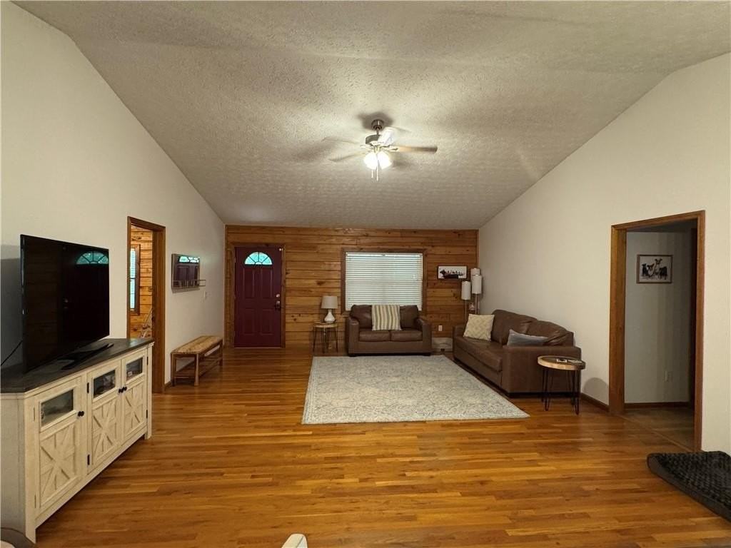 8911 Daerwater Dr - Photo 6 of 23