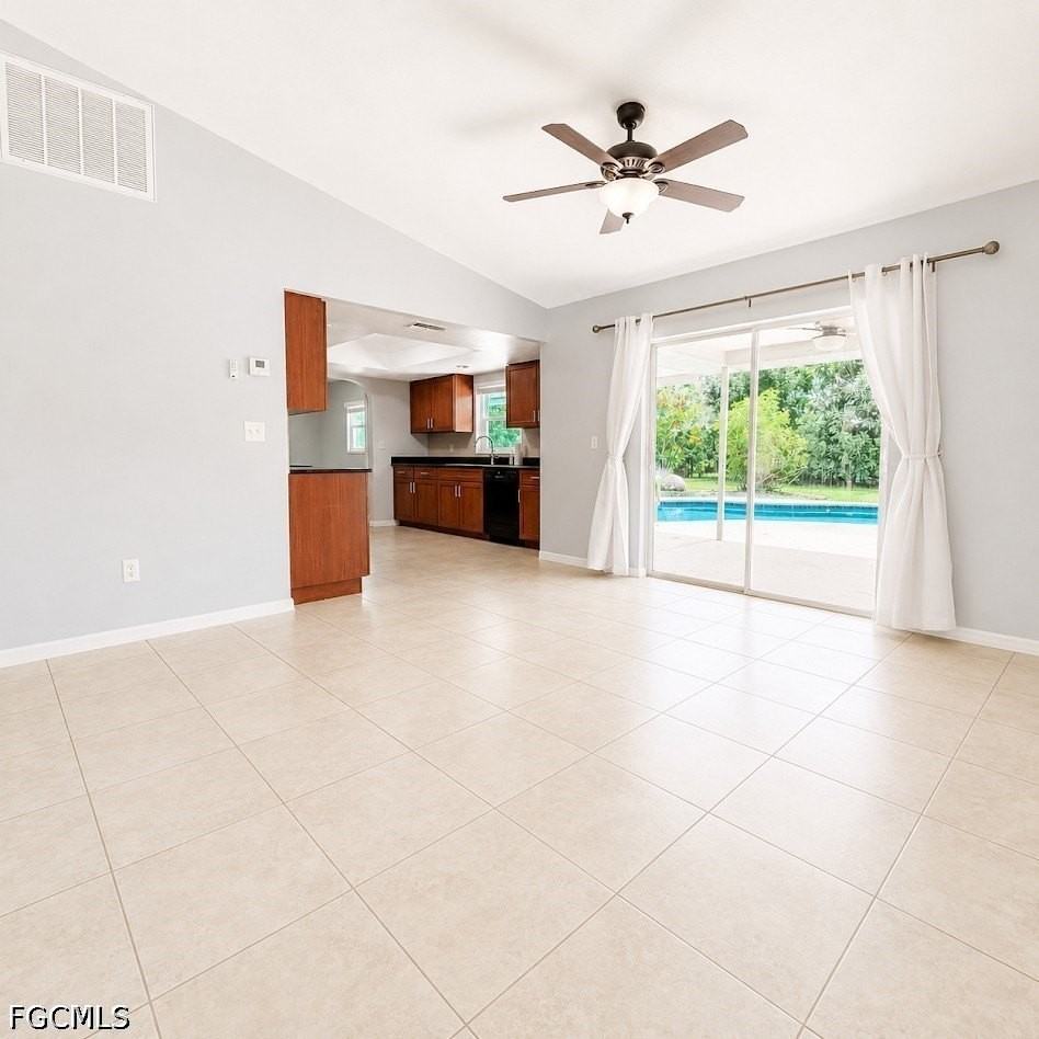 124 Se 27th St - Photo 4 of 24