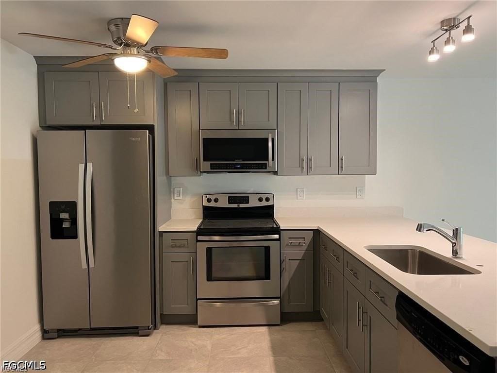6064 Laurelwood Dr - Photo 4 of 10