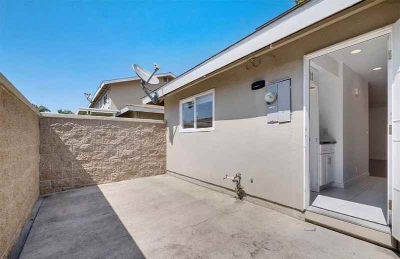 19860 Claremont Ln - Photo 4 of 10