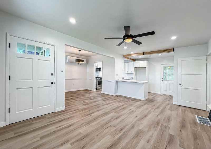 2431 Gramercy Ave - Photo 2 of 16