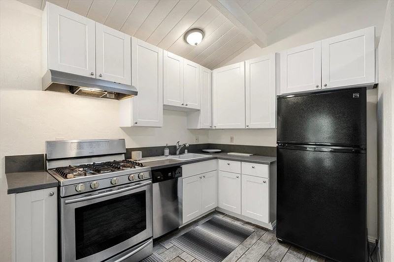 111 Lake Dr #7 - Photo 5 of 11