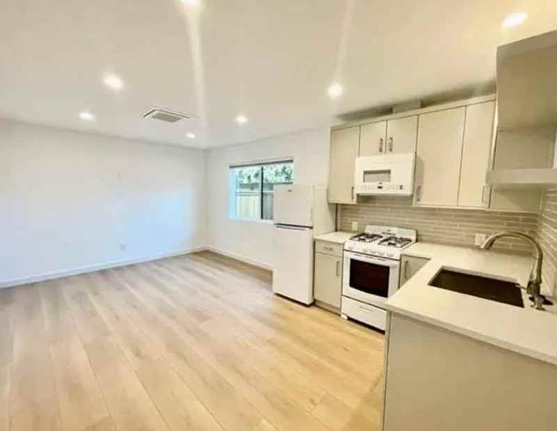1821 Chino St #C - Photo 3 of 7