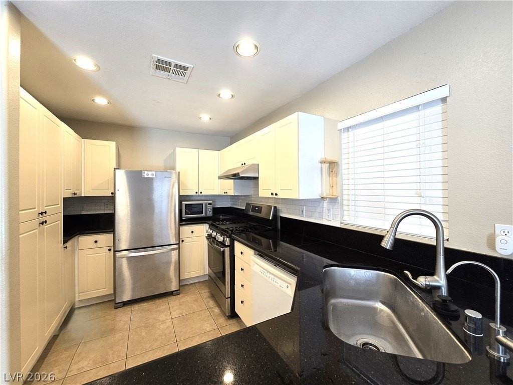 8449 Faucet Ave - Photo 5 of 24