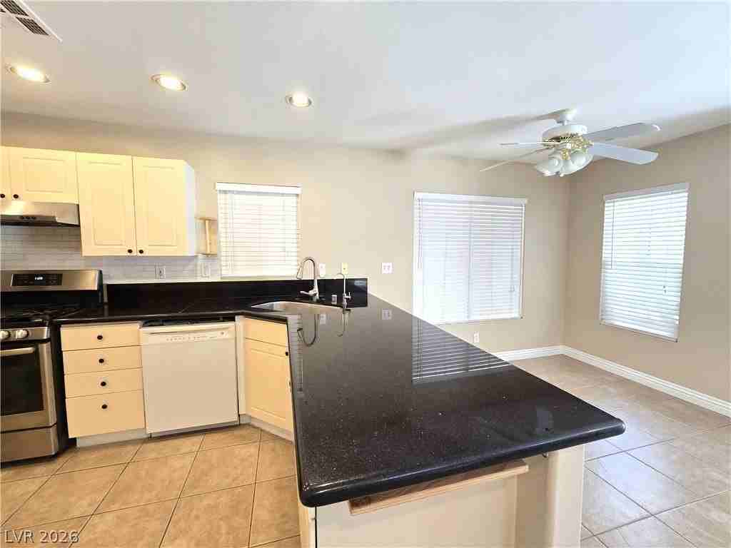 8449 Faucet Ave - Photo 6 of 24