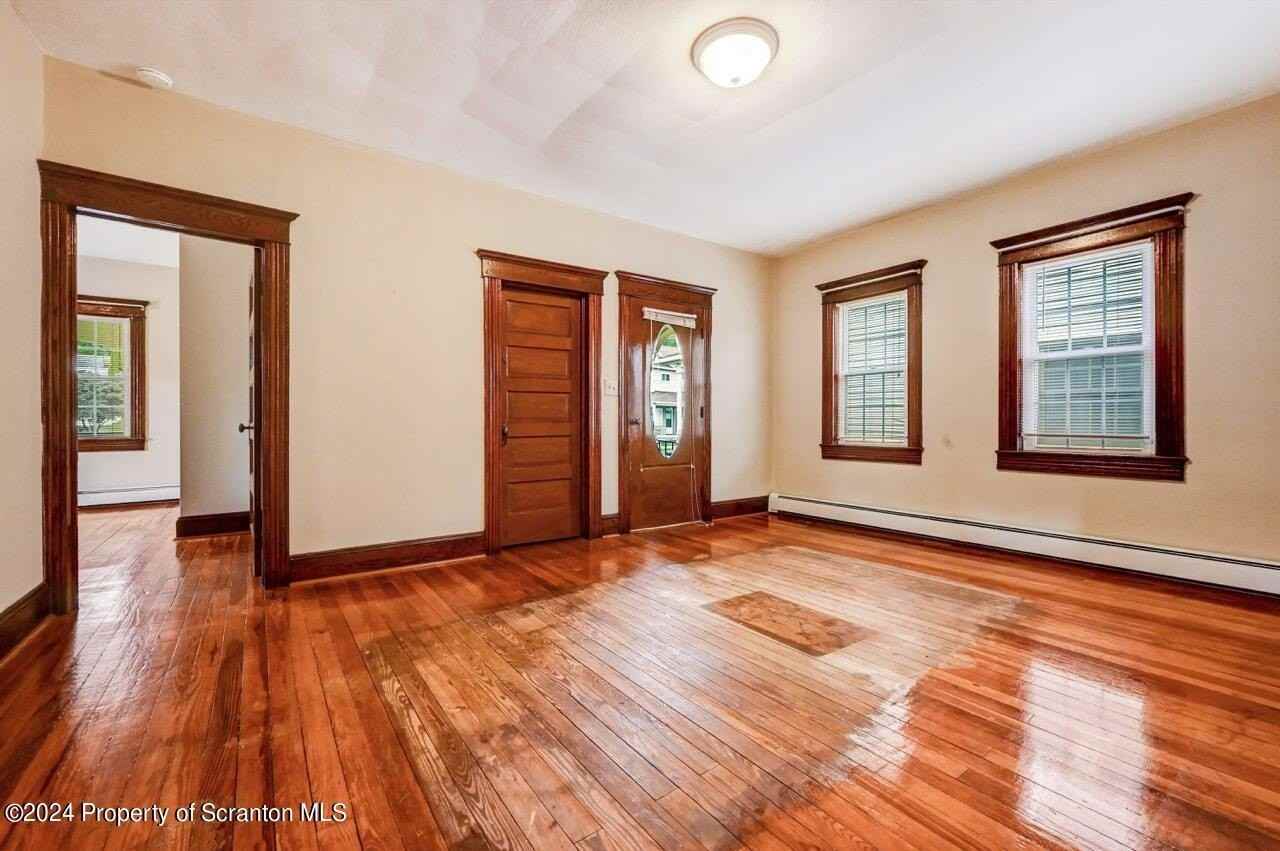 942 Lincoln St #1stFL - Photo 2 of 21
