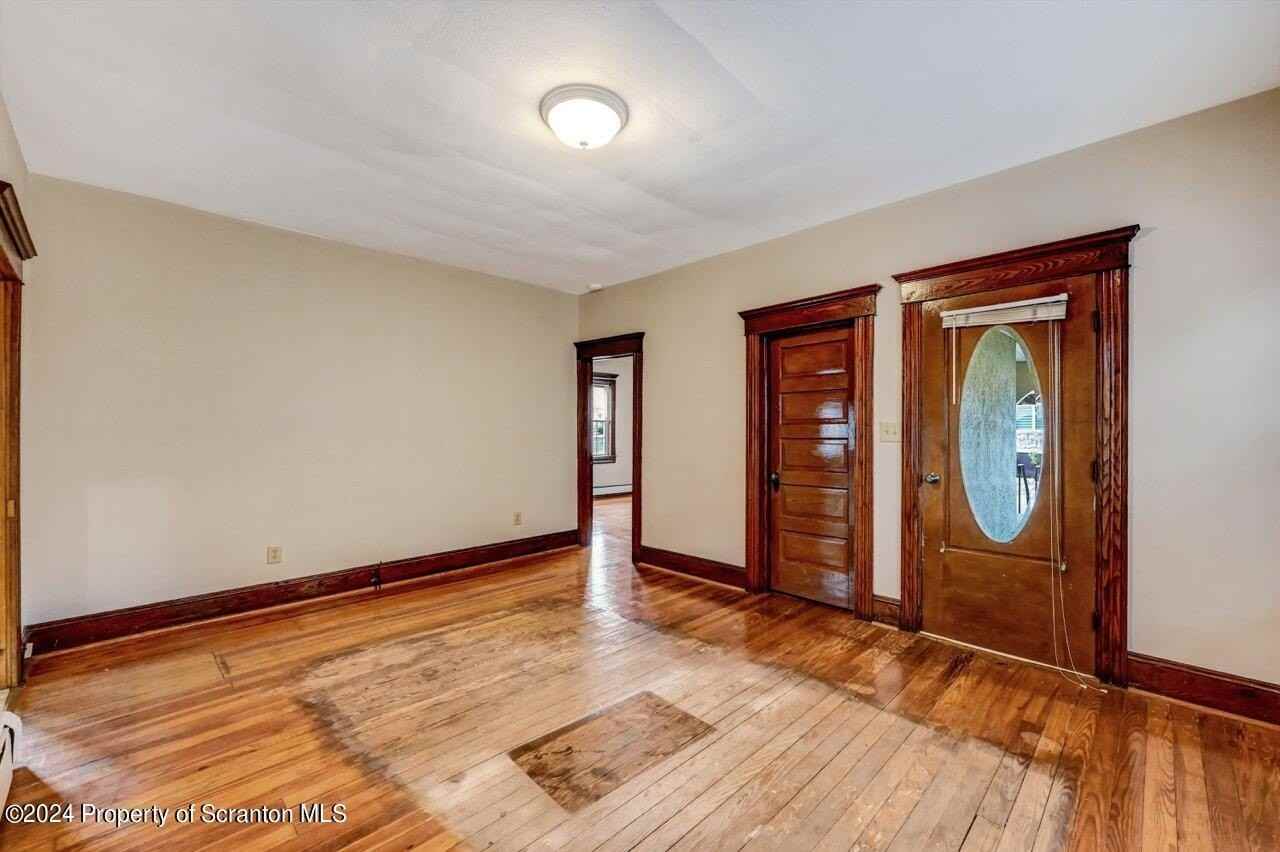942 Lincoln St #1stFL - Photo 4 of 21