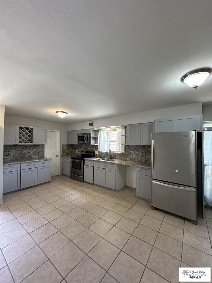 715 Continental Dr #3 - Photo 3 of 22