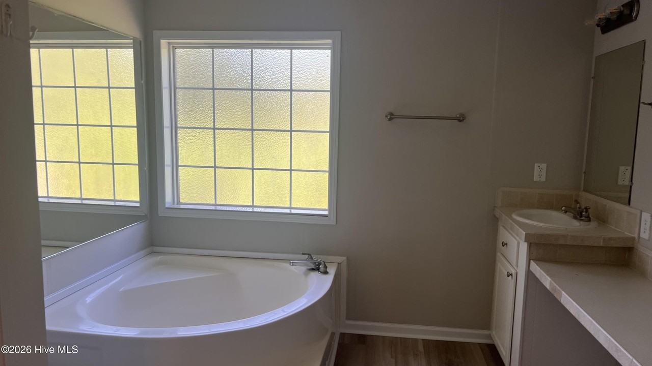 1642 Oakwood Rd - Photo 4 of 10
