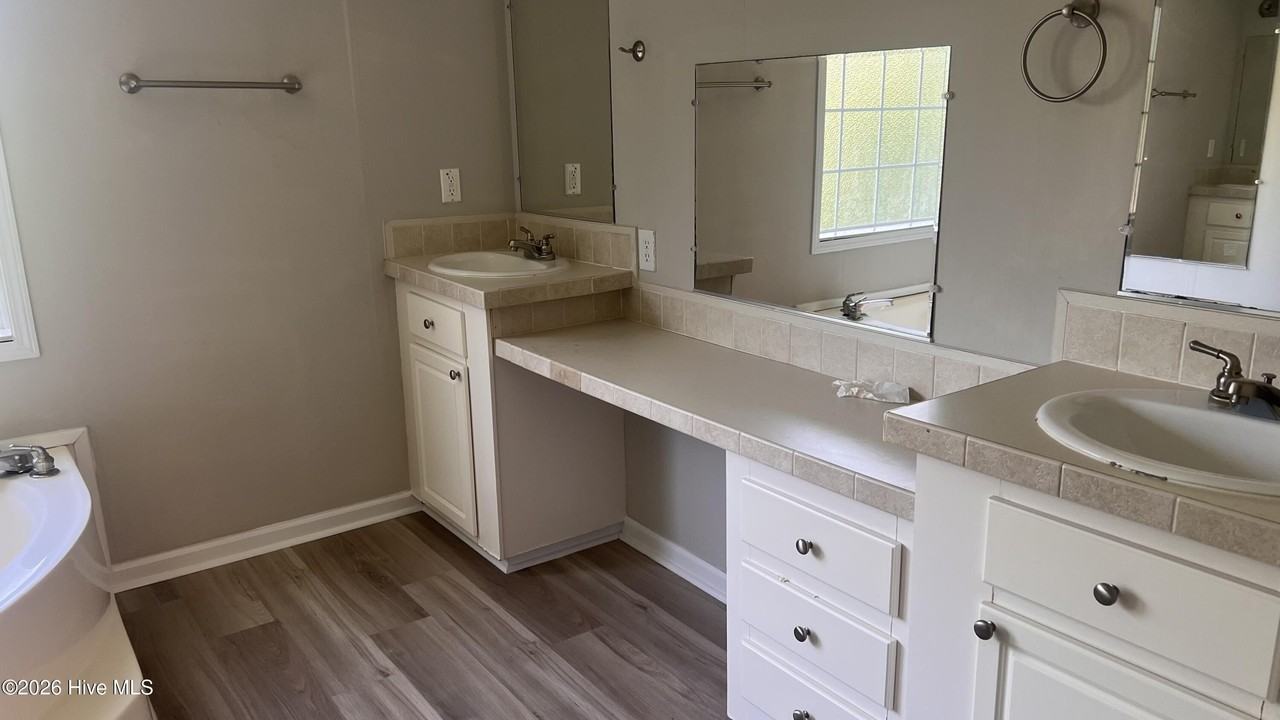 1642 Oakwood Rd - Photo 5 of 10