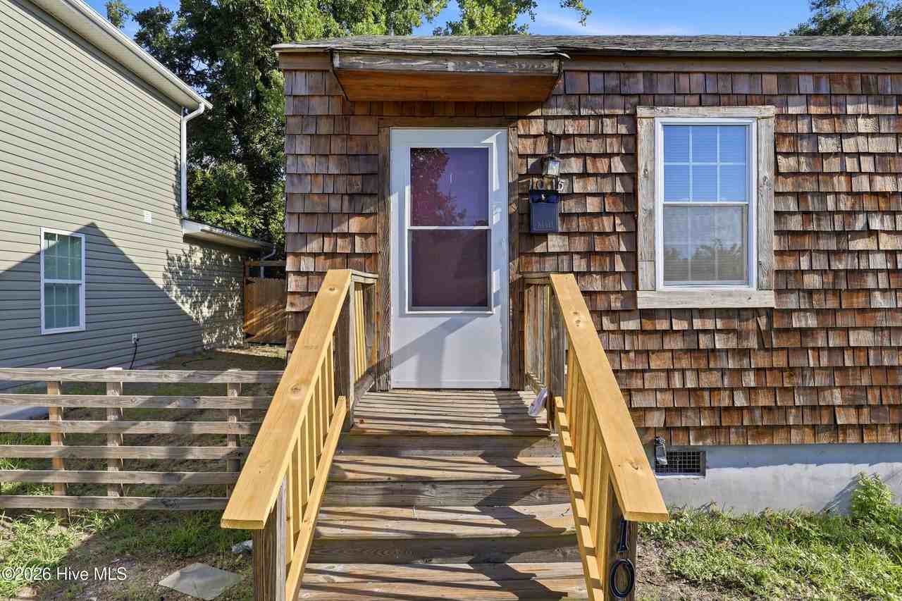 1015 Queen St - Photo 4 of 39