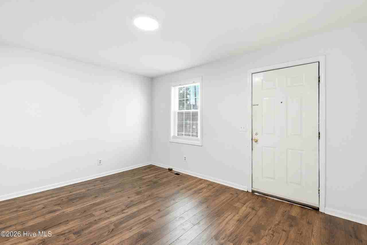 1015 Queen St - Photo 5 of 39
