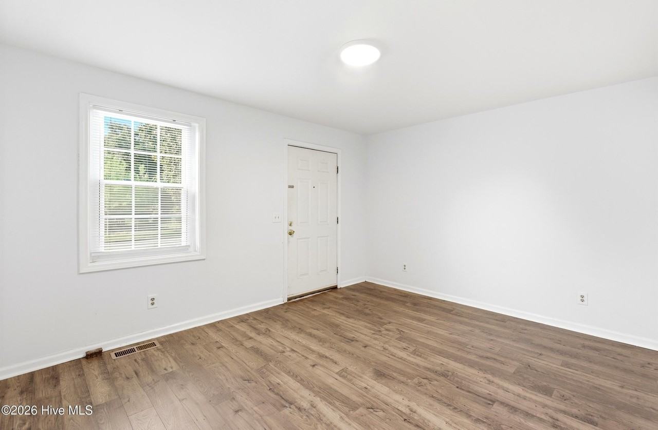 1015 Queen St - Photo 6 of 39