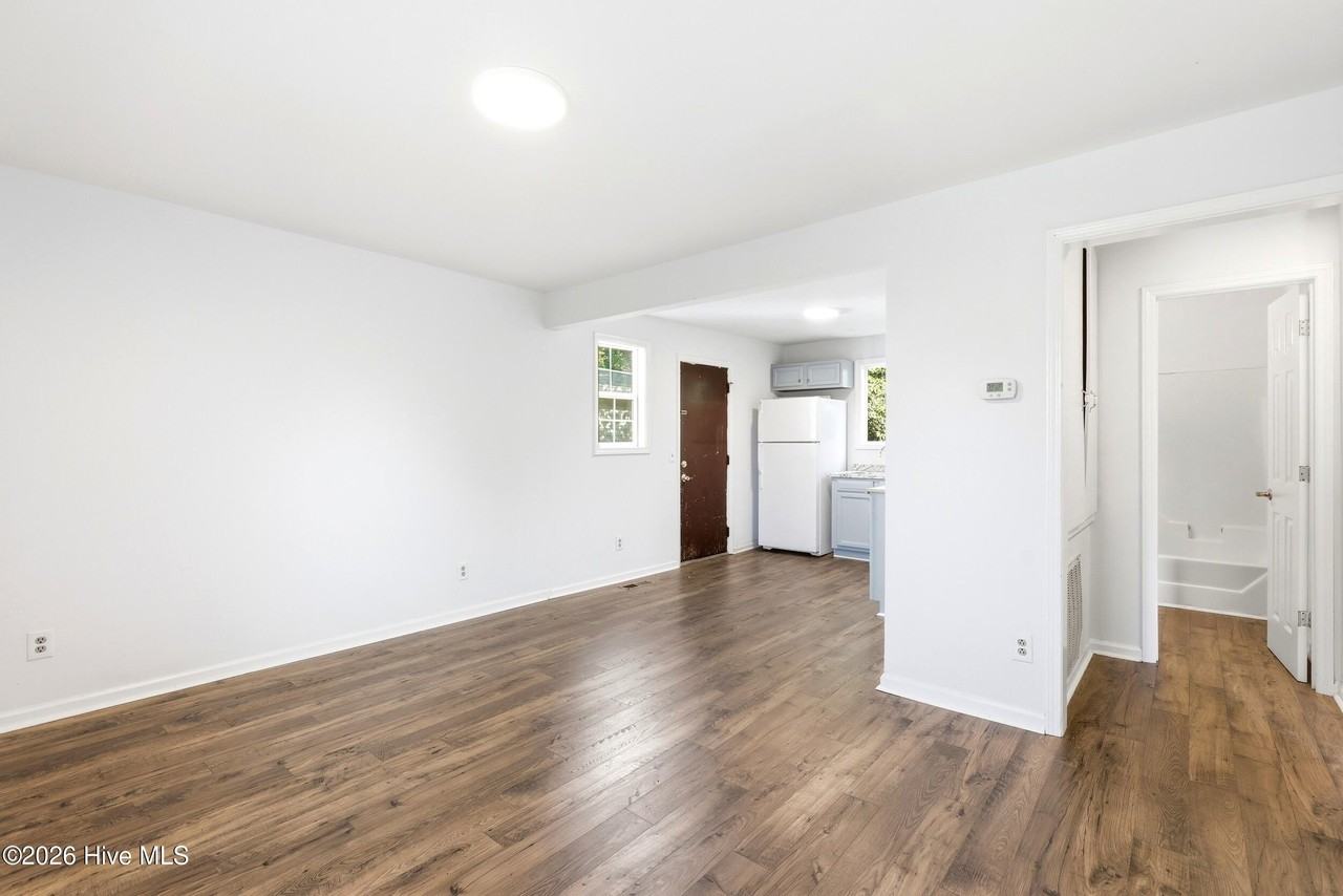 1015 Queen St - Photo 7 of 39
