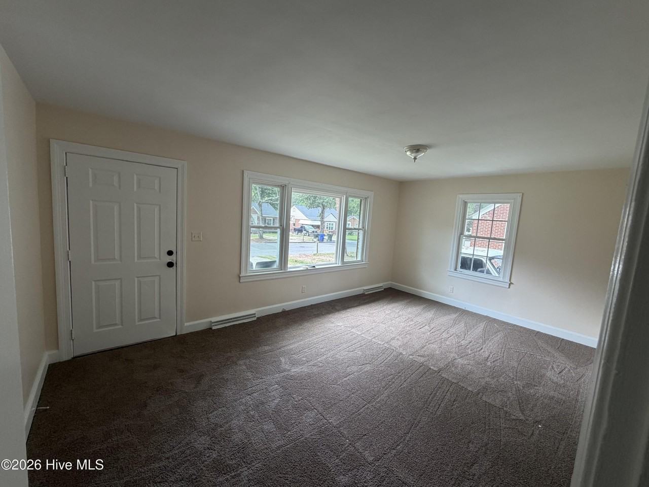 712 Grove St Ne - Photo 3 of 5