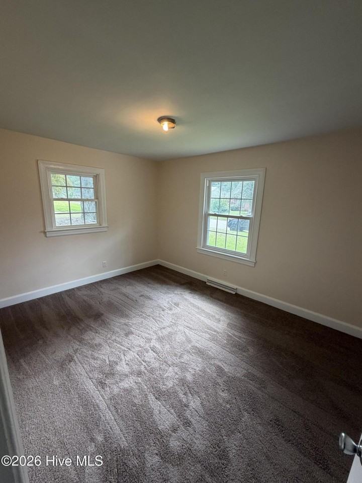 712 Grove St Ne - Photo 4 of 5