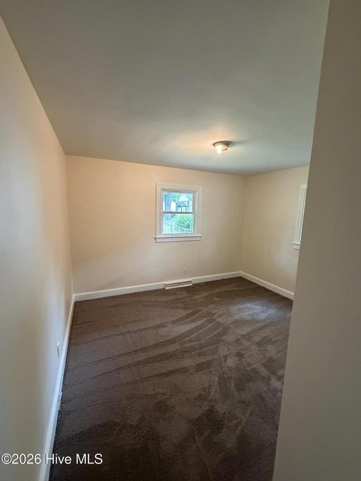712 Grove St Ne - Photo 5 of 5