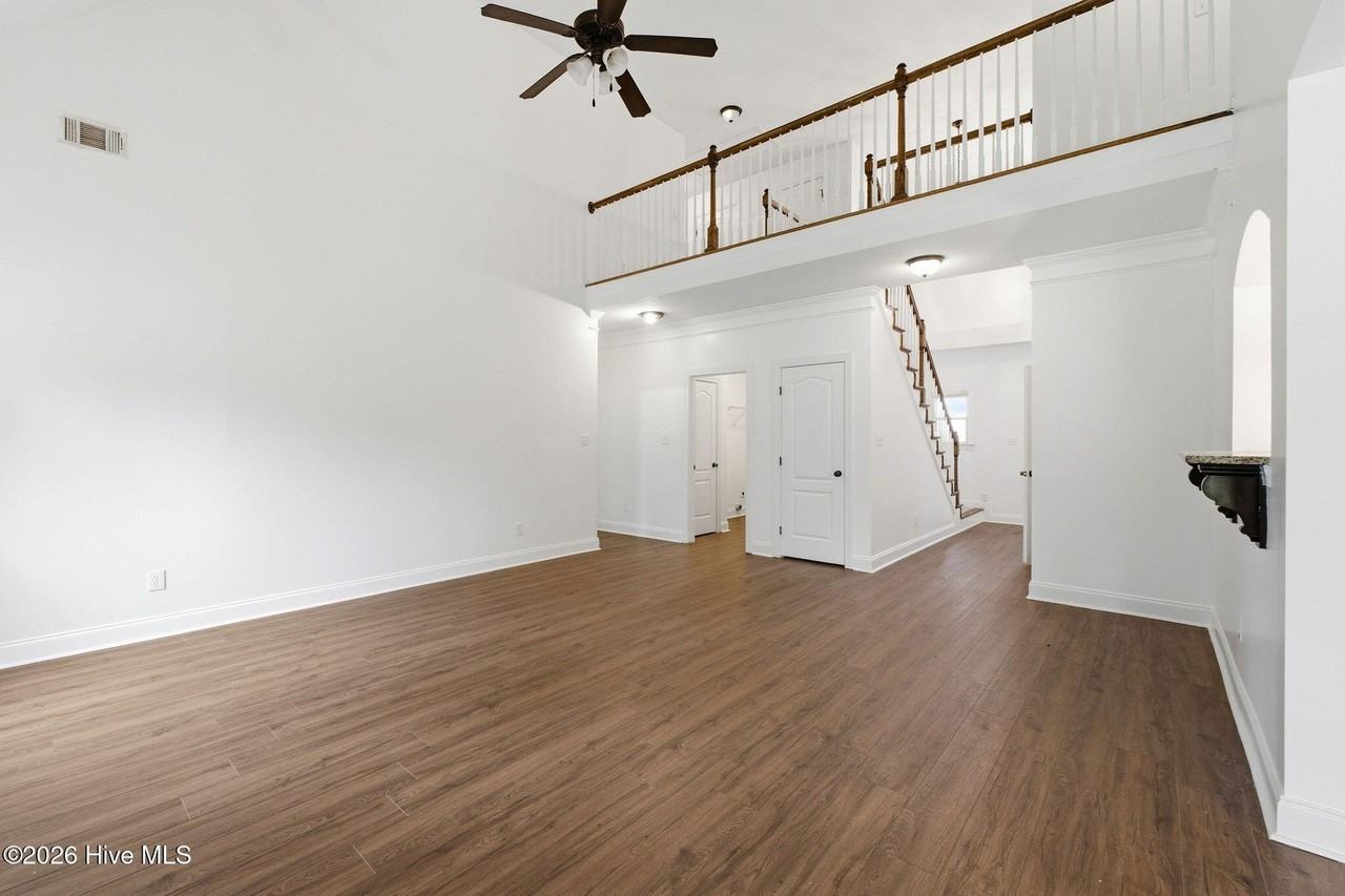 8017 Battle St - Photo 3 of 14