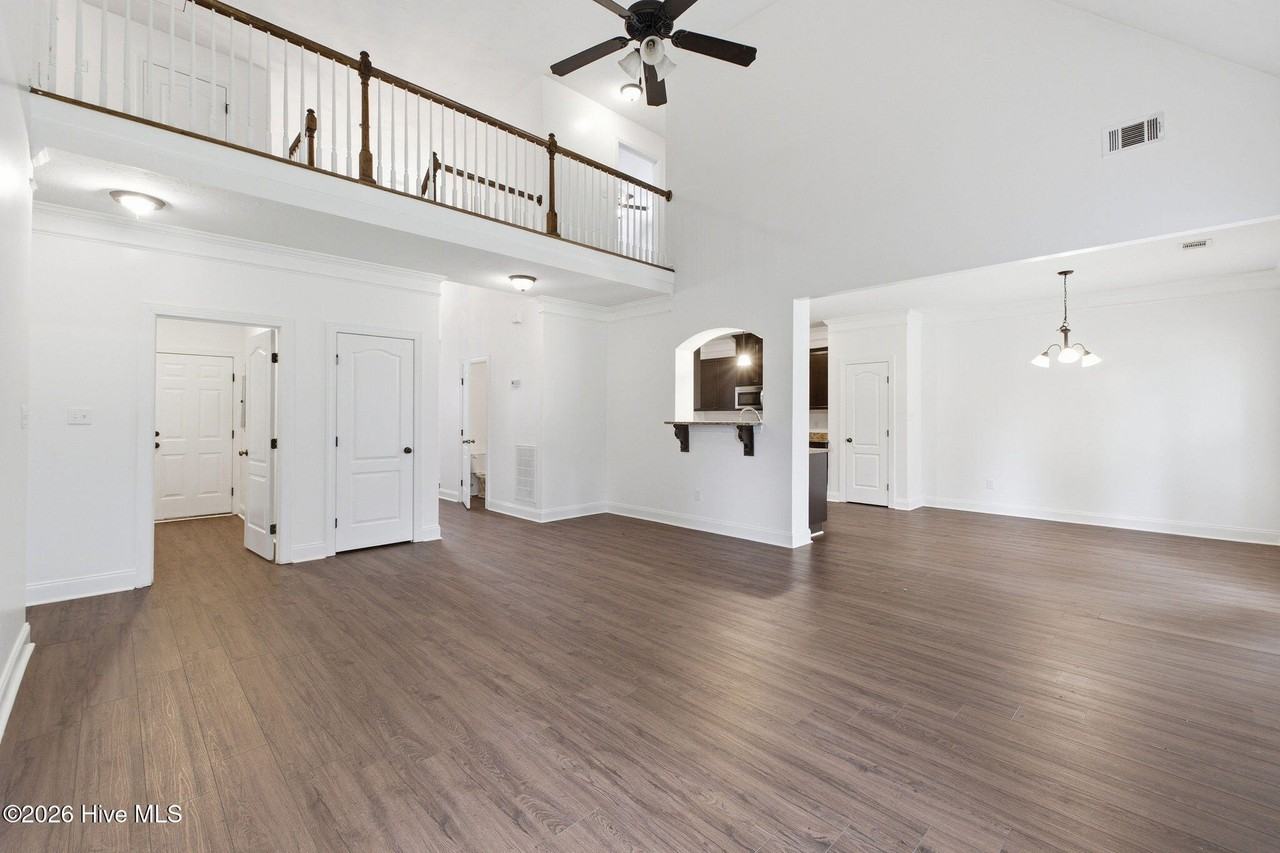 8017 Battle St - Photo 4 of 14