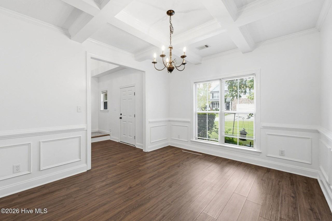 8017 Battle St - Photo 6 of 14