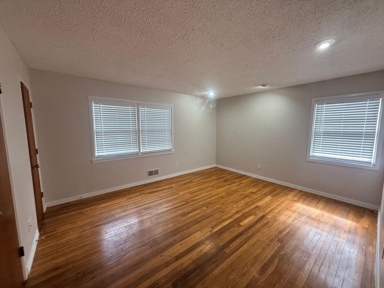 2319 32nd St - Photo 2 of 7