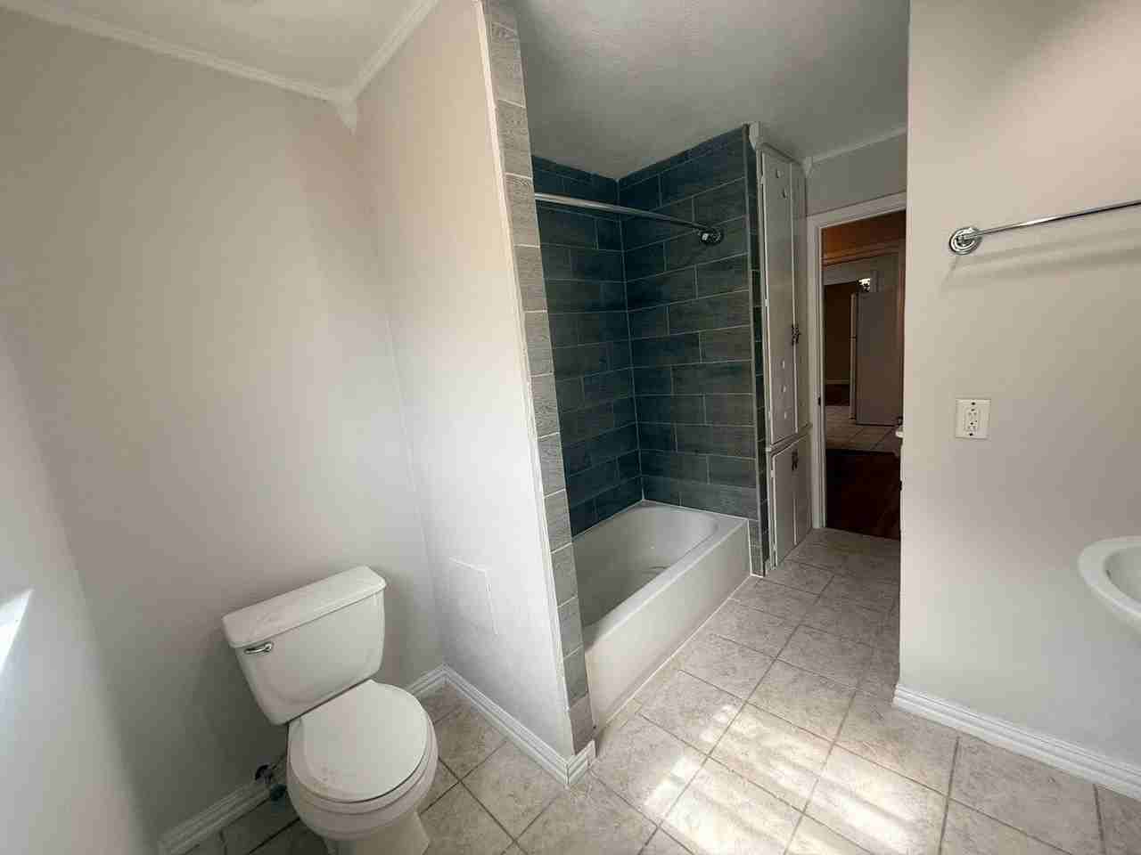 2319 32nd St - Photo 3 of 7