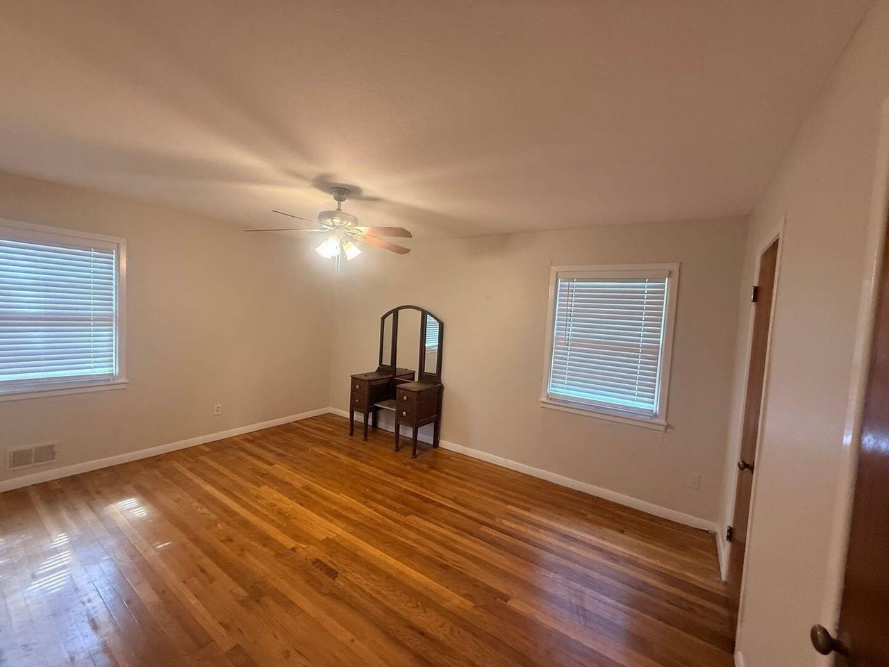 2319 32nd St - Photo 4 of 7