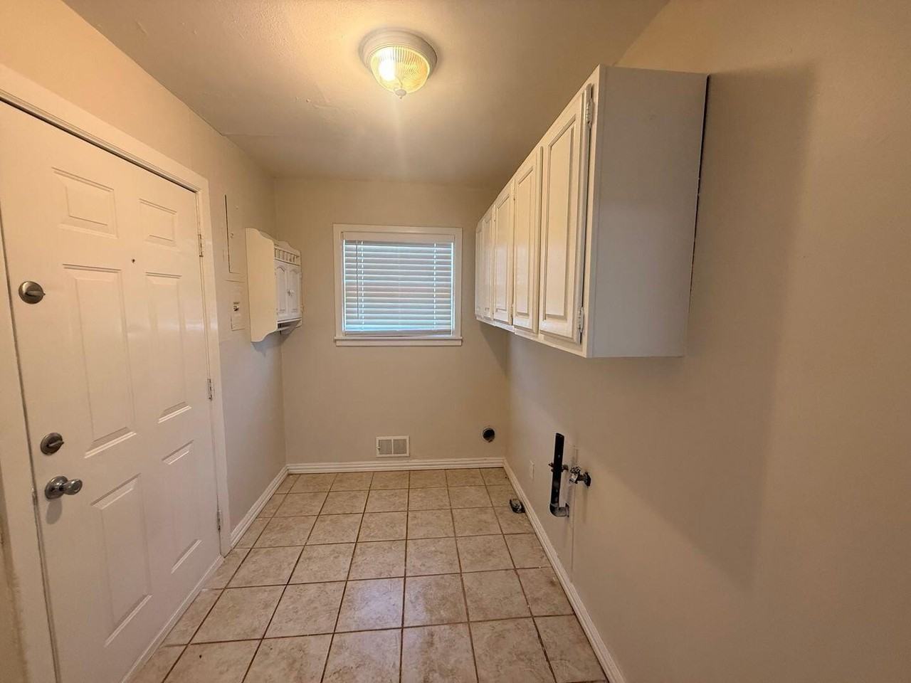 2319 32nd St - Photo 5 of 7