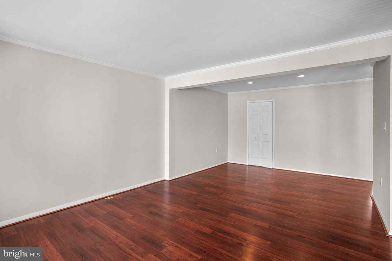8113 Wooded Glen Ct - Photo 4 of 30