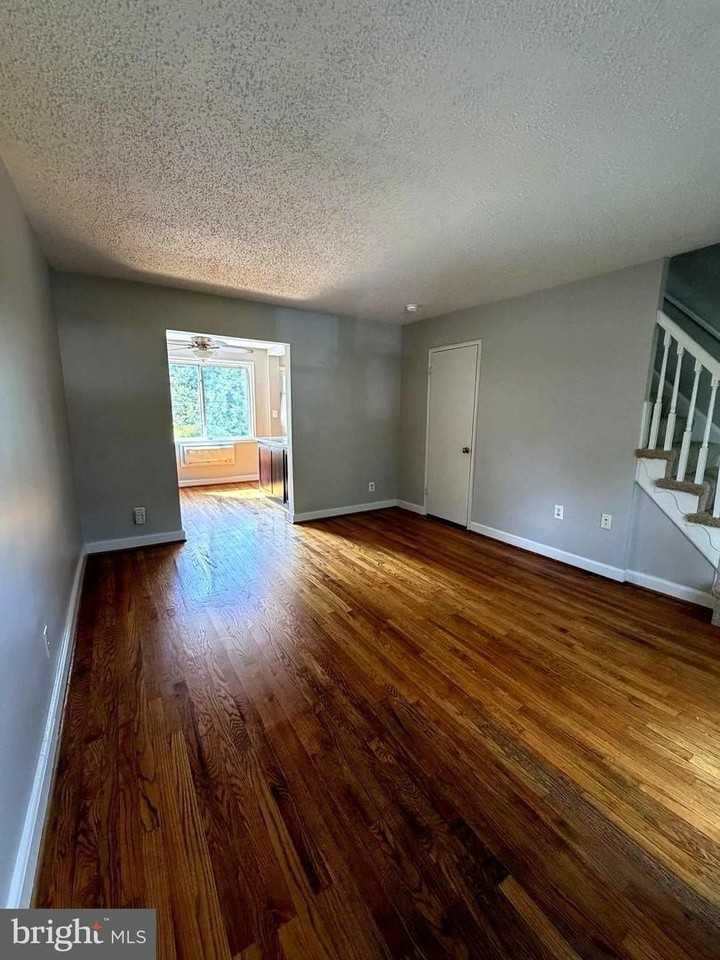 422 Earl St - Photo 2 of 14