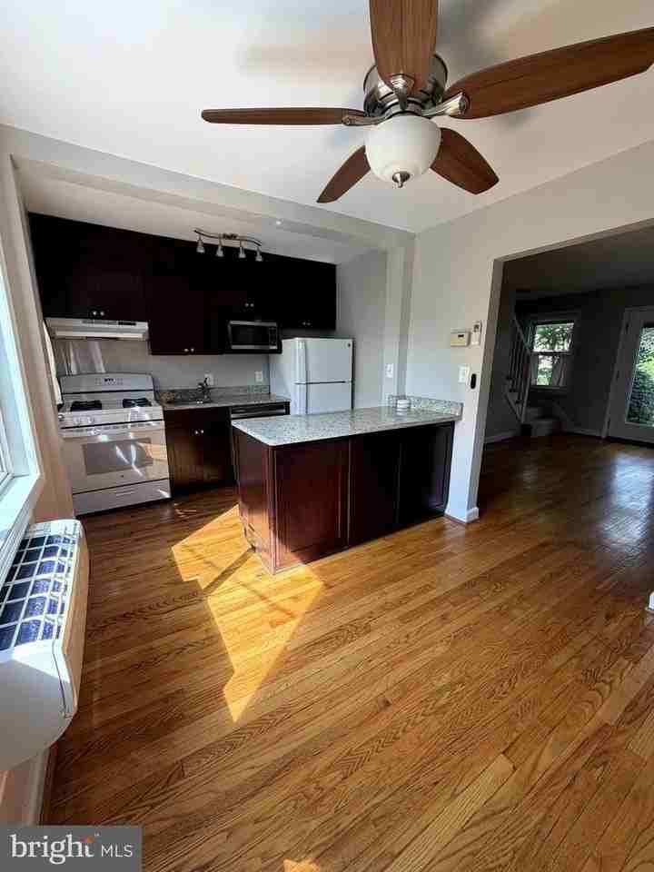 422 Earl St - Photo 3 of 14