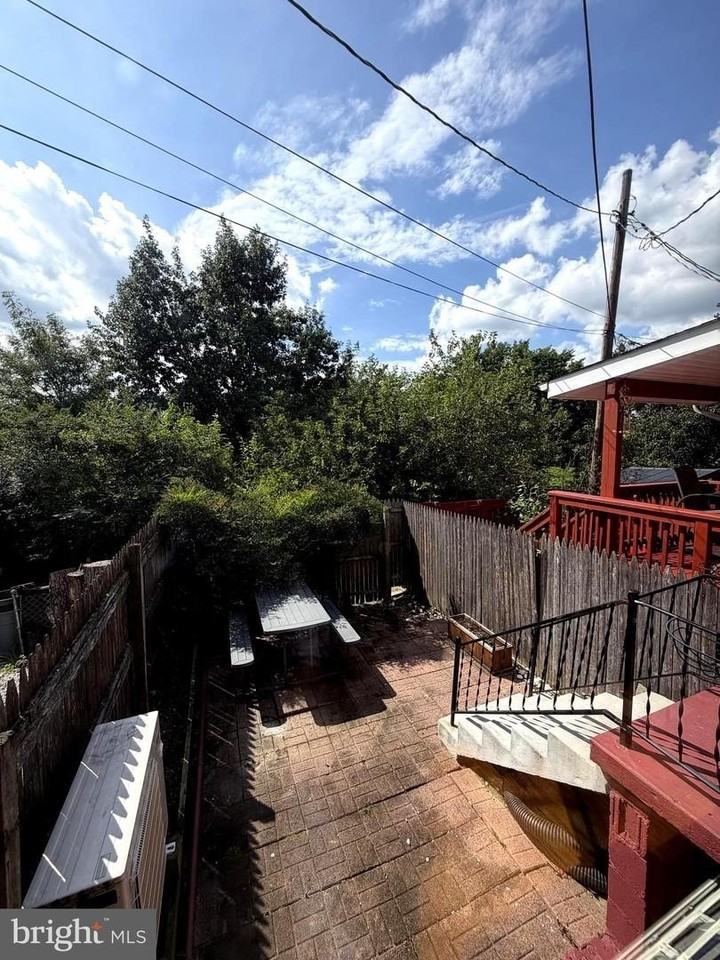 422 Earl St - Photo 4 of 14