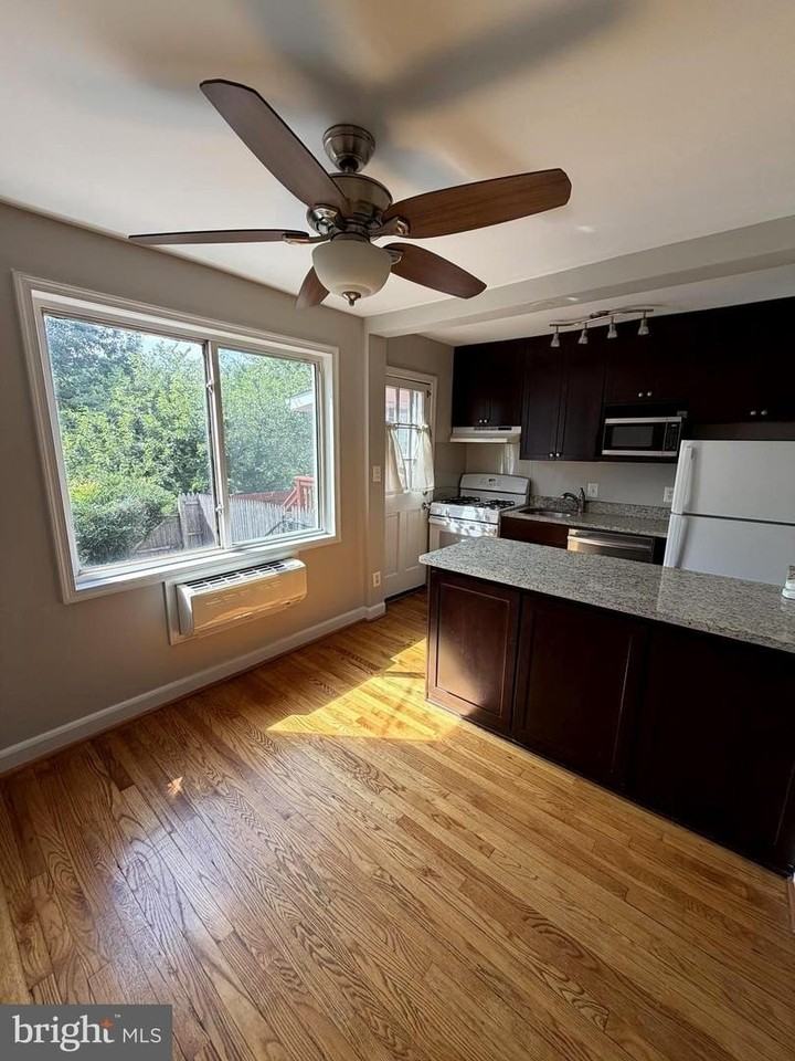 422 Earl St - Photo 5 of 14
