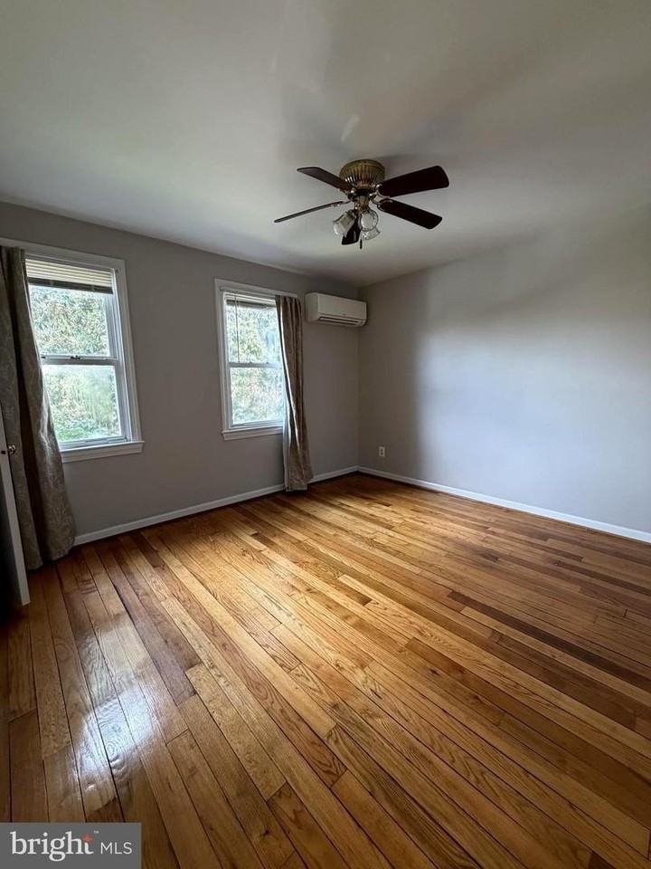 422 Earl St - Photo 7 of 14