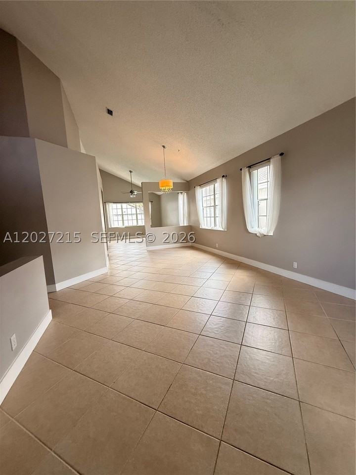 300 Cameron Dr - Photo 4 of 46