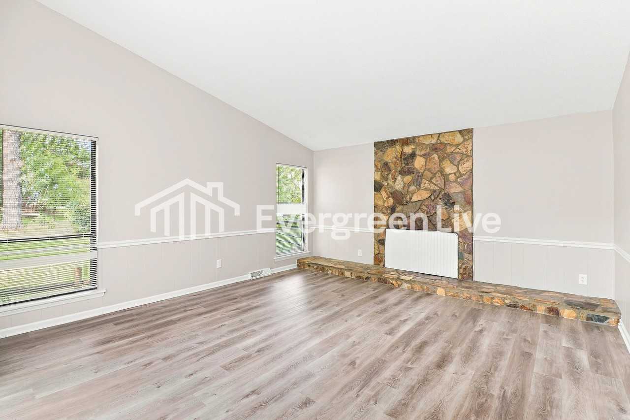 11129 Meadowcrest Ln - Photo 2 of 10