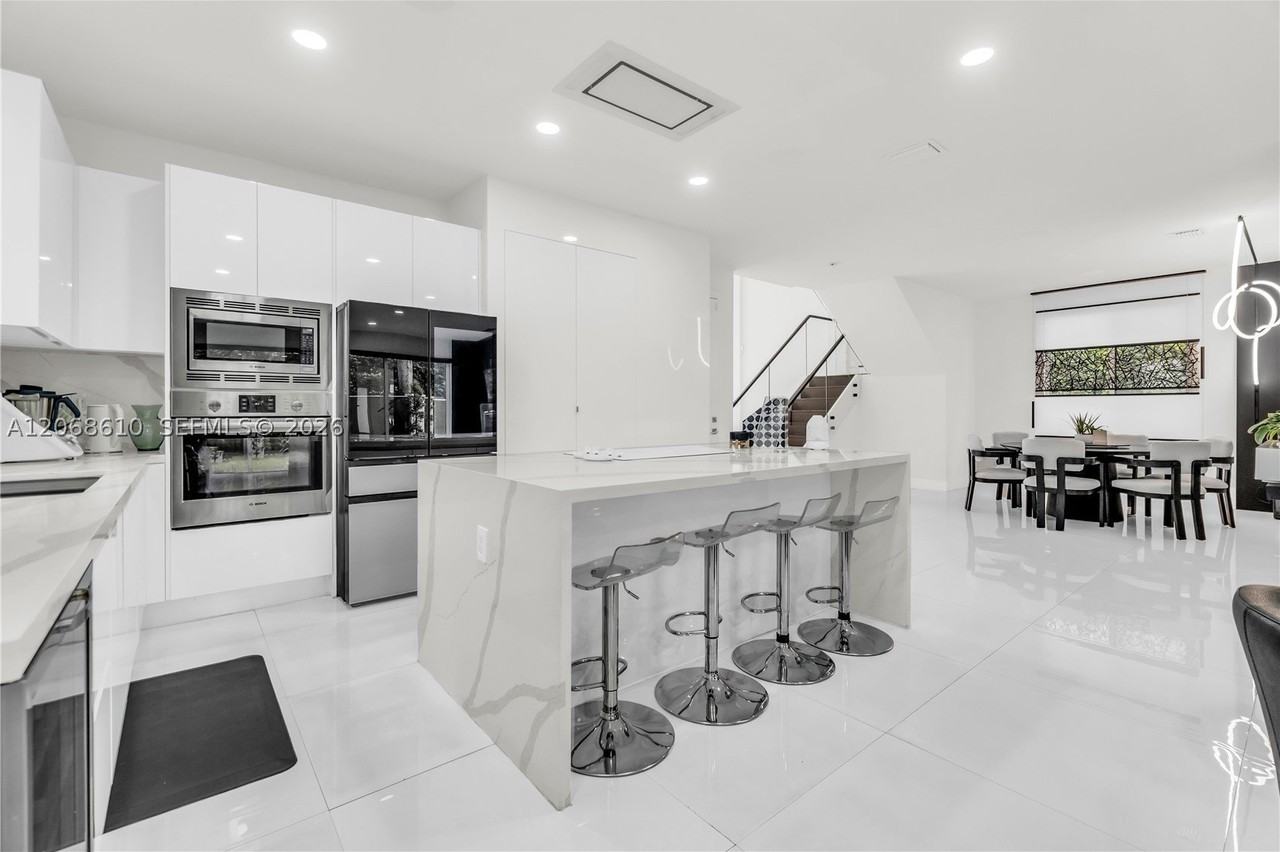 9730 Nw 74th Ter - Photo 6 of 50