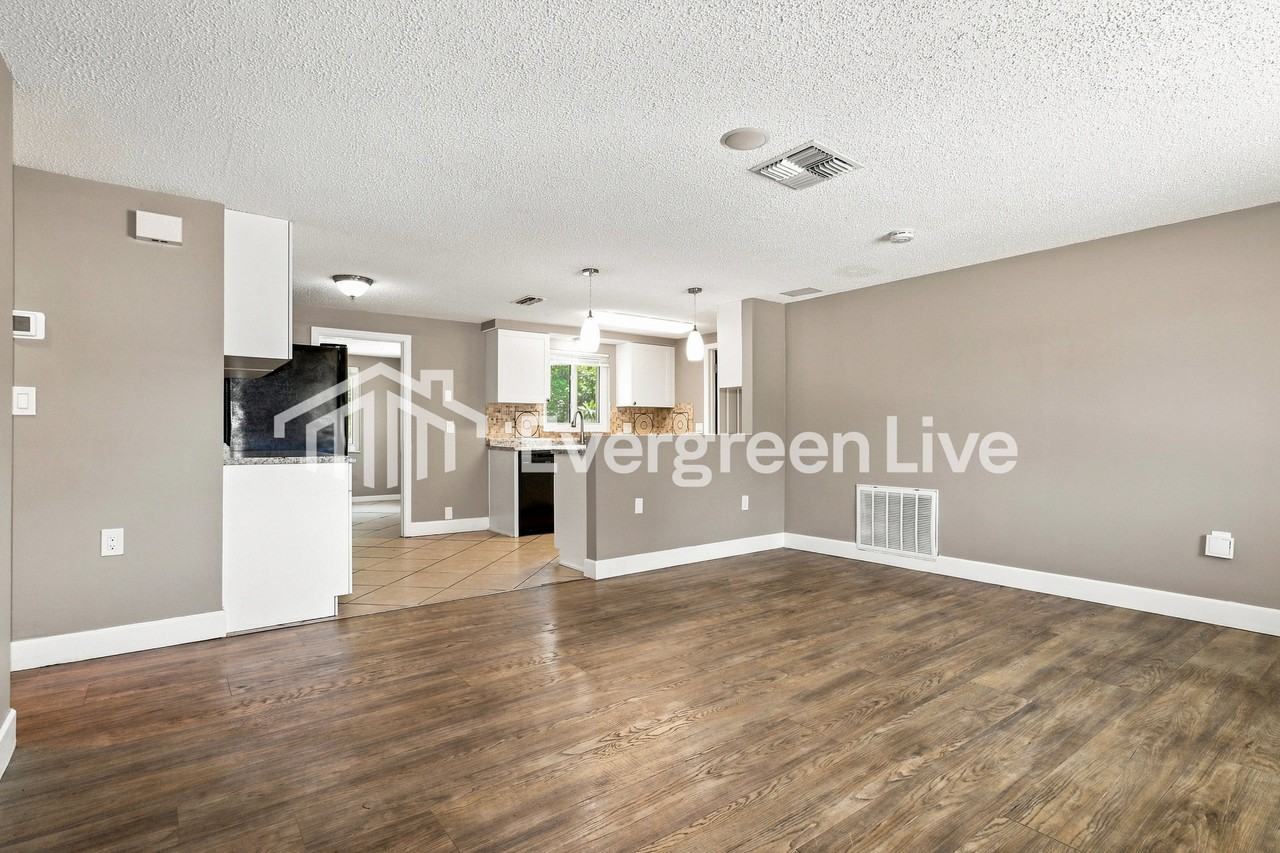11828 Oceanside Dr - Photo 2 of 15